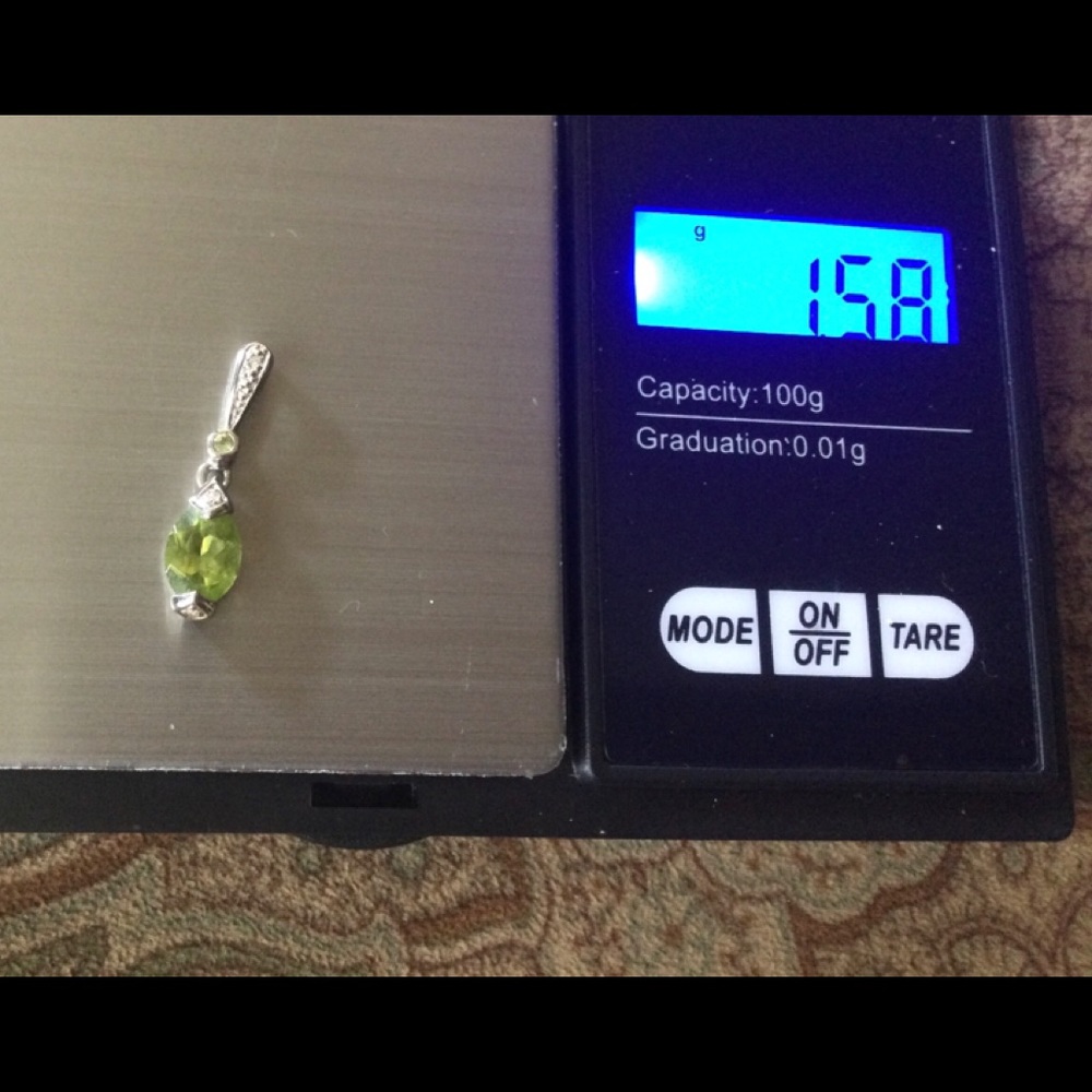 10kt white gold marquise peridot pendant (C482)